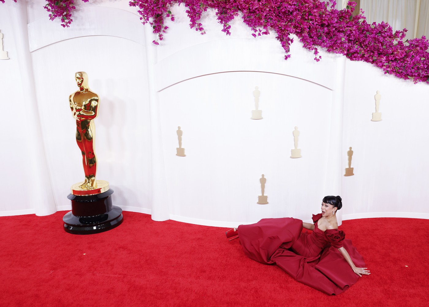 Actrița care a căzut pe covorul roșu de la Oscar 2024. Iată momentul în care Liza Koshy se împiedică din cauza rochiei | VIDEO