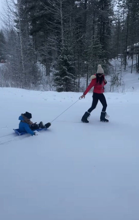 Imagini cu Lavinia Pîrva și băiețelul ei și al lui Ștefan Bănică jr în vacanța din Laponia. Reacția lui Alexandru când l-a văzut pe Moș Crăciun