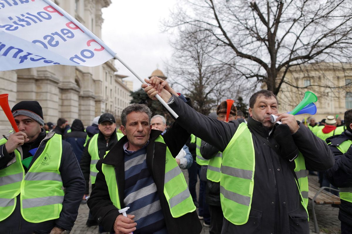 GALERIE FOTO/ Sindicaliștii din poliție și penitenciare protestează în stradă chiar în toiul reuniunii miniștrilor europeni de la București. Care sunt revendicările