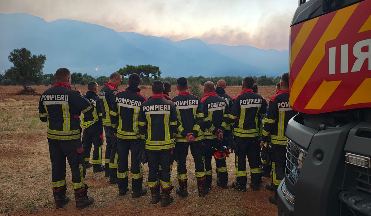 Pompierii români au luptat toată noaptea cu incendiile din Grecia: misiune critică în Attica pentru salvarea caselor și animalelor din calea flăcărilor