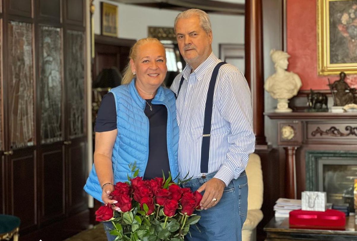 Imagine rară cu Adrian Năstase și familia sa. A împlinit 75 de ani și a apărut alături de soția Dana, băieții Mihnea și Andrei și soțiile lor