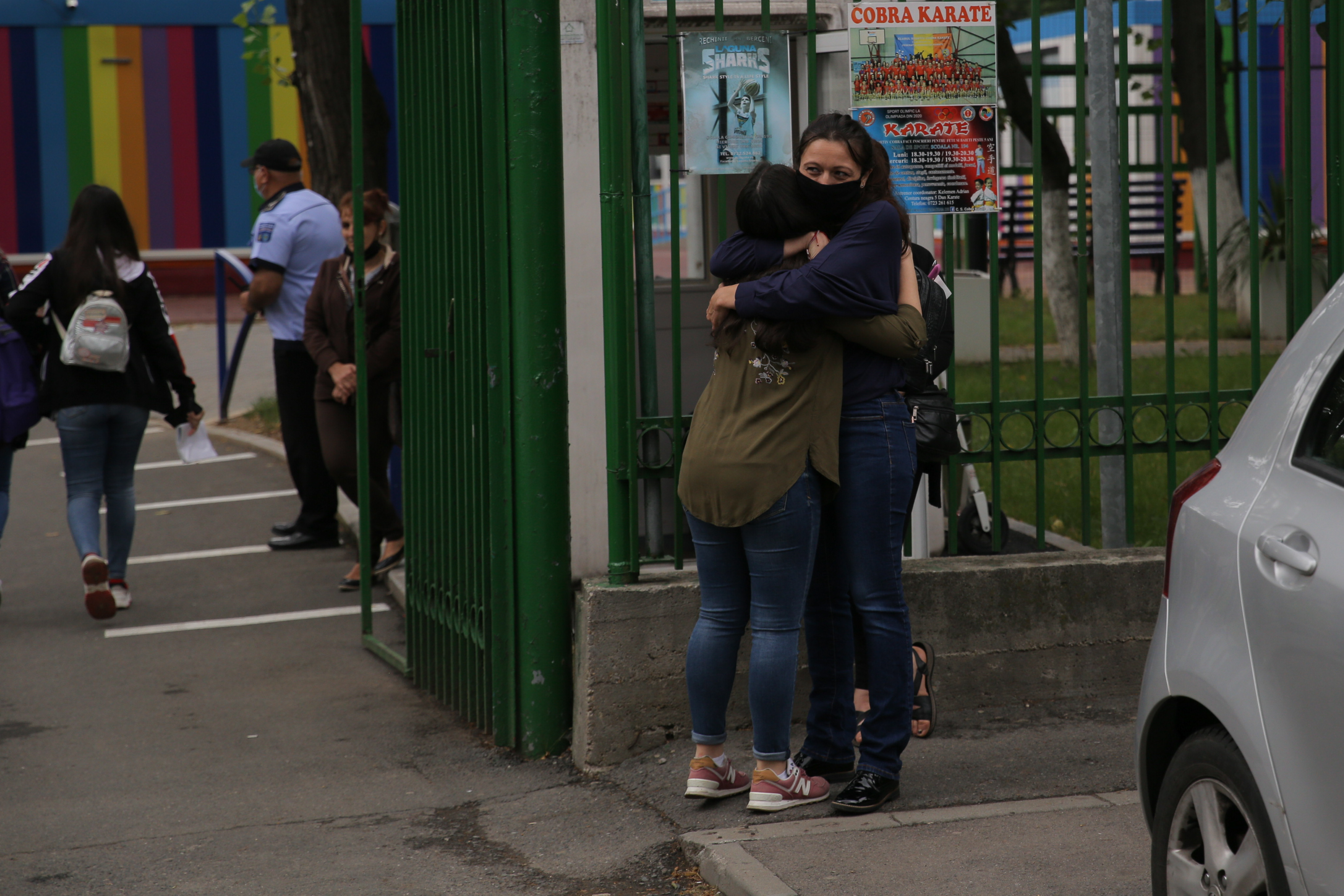 Evaluarea Națională | „Singurul lucru bun la pandemie a fost că ne-a dat mai mult timp să învățăm”. Emoții și tunele de dezinfectare la intrarea la examen