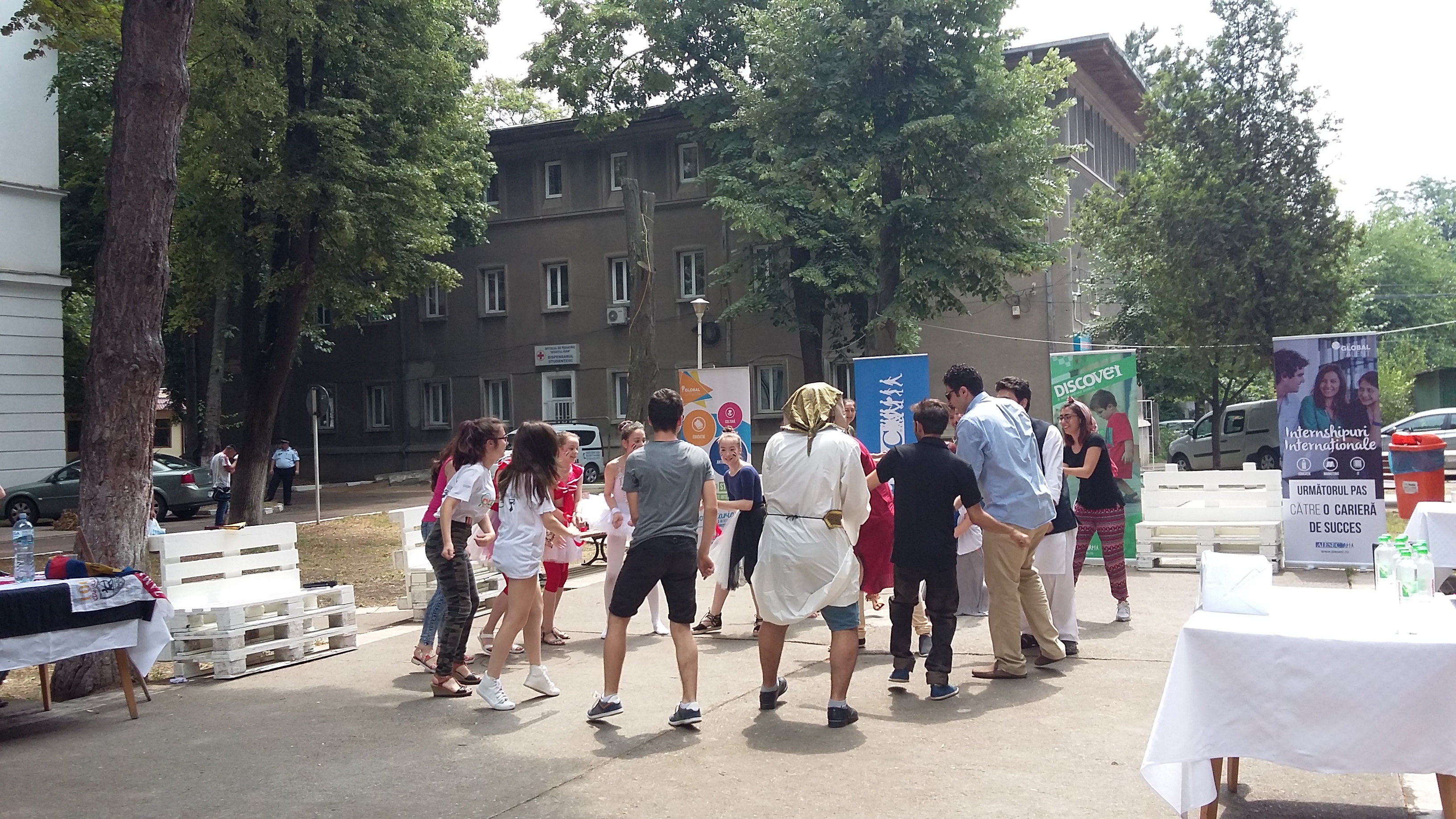 Mâncăruri din 17 ţări, dansuri și culturi diferite și tradiționalul ciolan cu fasole la Global Village
