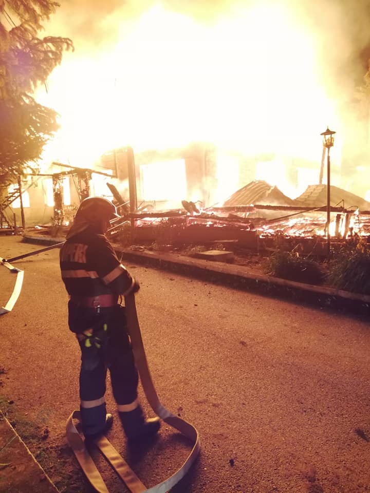 VIDEO | Cabana Cheile Buţii, mistuită de flăcări. O persoană a fost internată cu arsuri