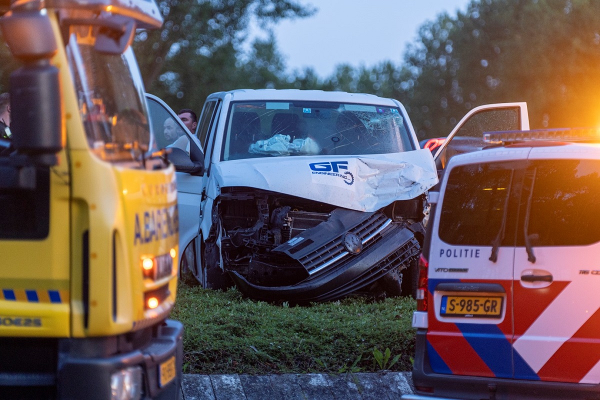 Șofer român de dubă arestat, după ce a răsturnat un BMW X6 într-un sens giratoriu din Olanda