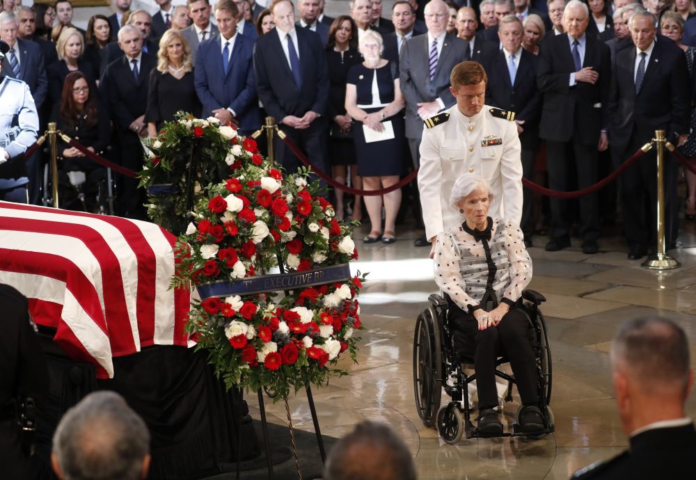 FOTO/ Imagini emoționante. Mama lui John McCain, în vârstă de 106 ani, la căpătâiul fiului ei