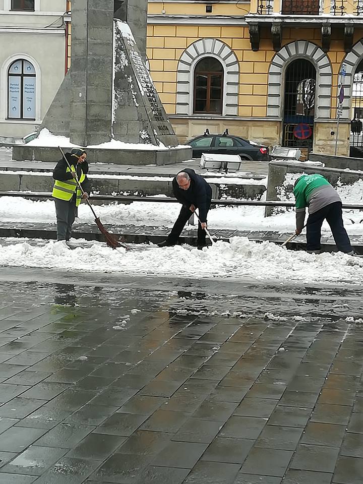 Emil Boc a fost surprins dând zăpada în centrul Clujului