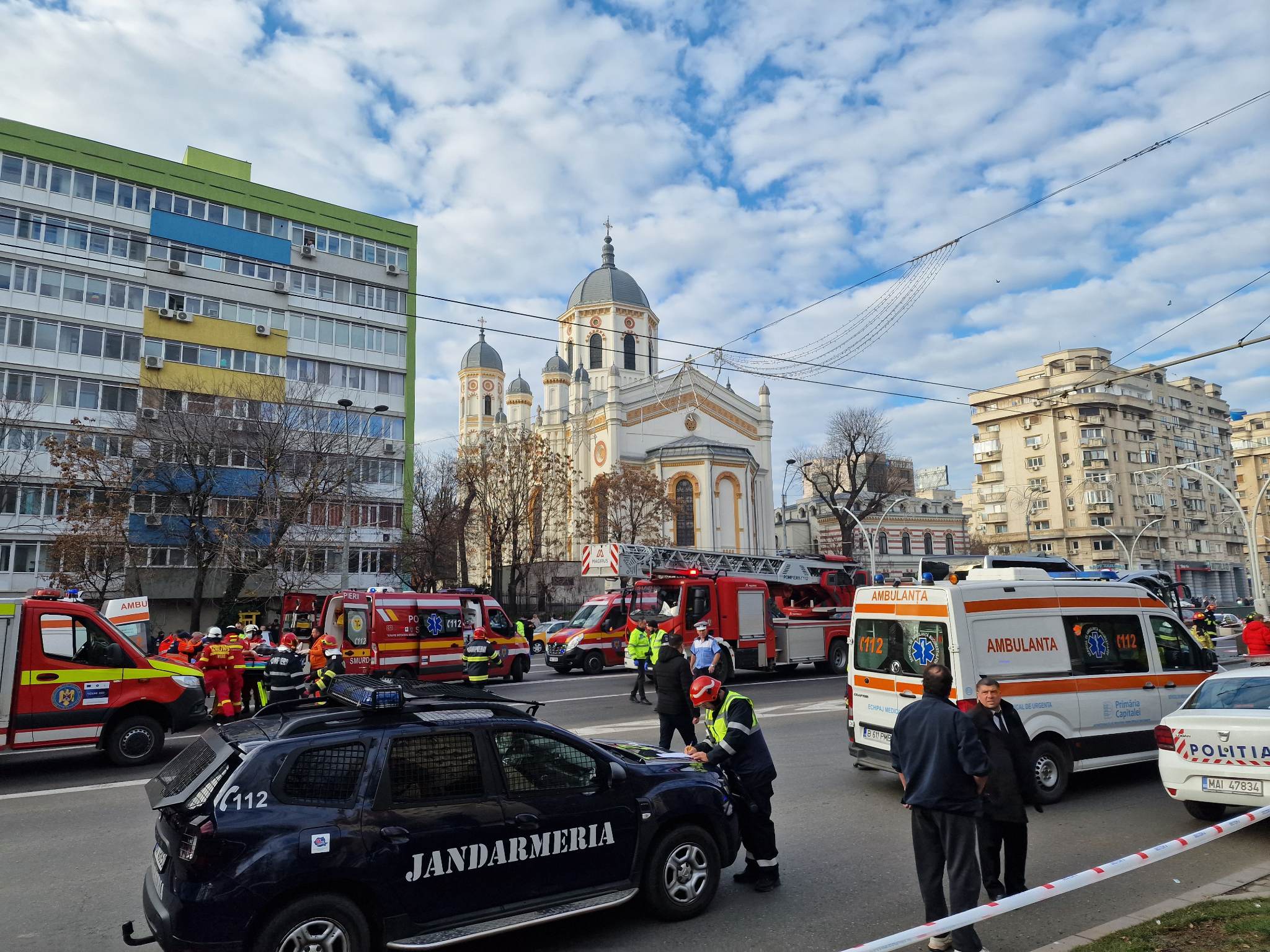 Impact violent la intrarea în Pasajul Unirii. Un mort și 24 de răniți, după ce un autocar cu turiști a intrat în limitatorul de înălțime