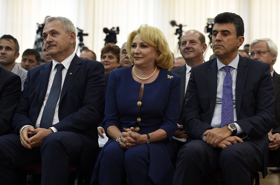 Atunci și Acum: Viorica Dăncilă, campanii pe tocuri, pe ulițele satului și iubitoare a portului tradițional