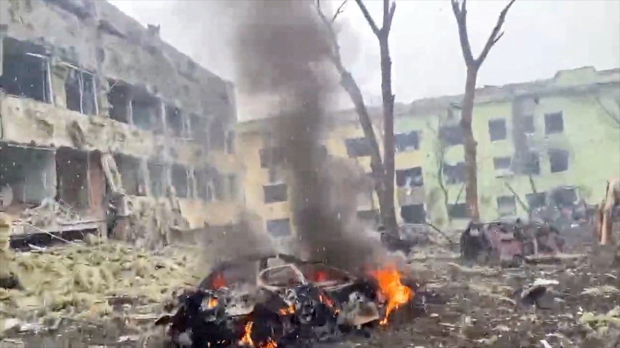 Maternitatea din Mariupol, bombardată de Rusia. Imagini cu femei însărcinate și rănite, evacuate din clădirea distrusă