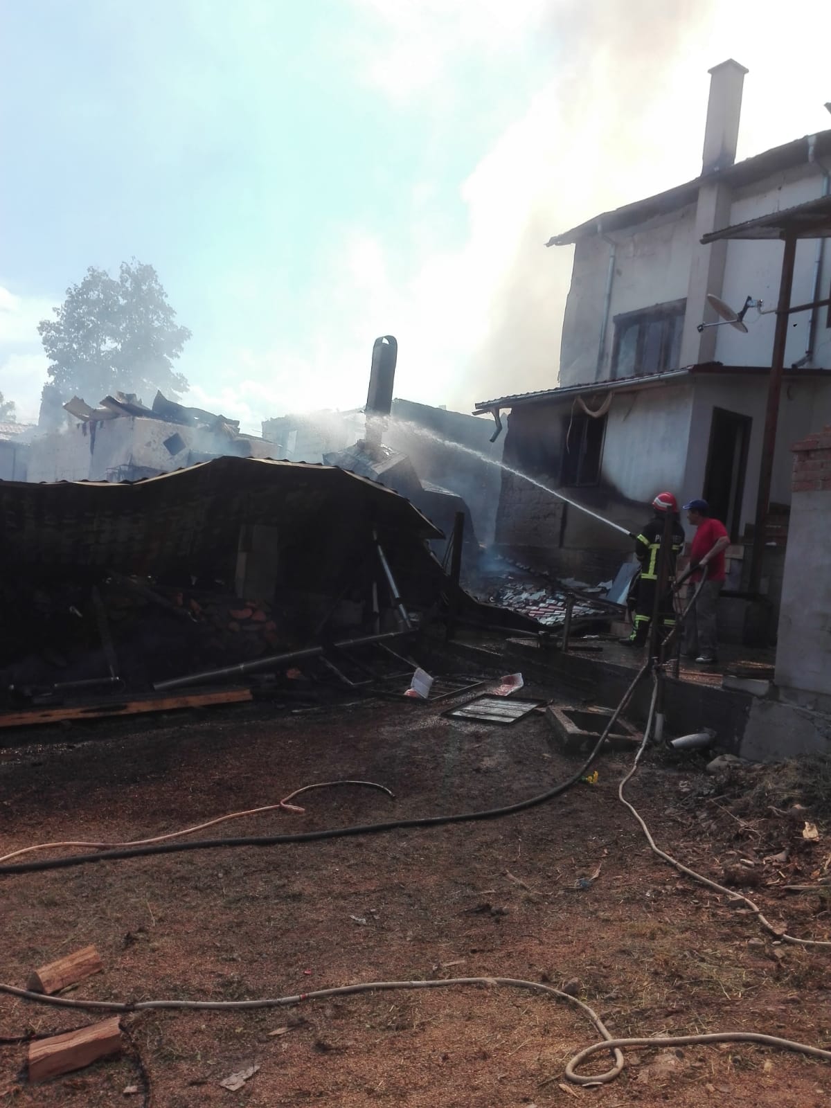 UPDATE/ Patru case din Tulnici, Vrancea, cuprinse de flăcări. Pompierii au localizat incendiul/ GALERIE FOTO&VIDEO