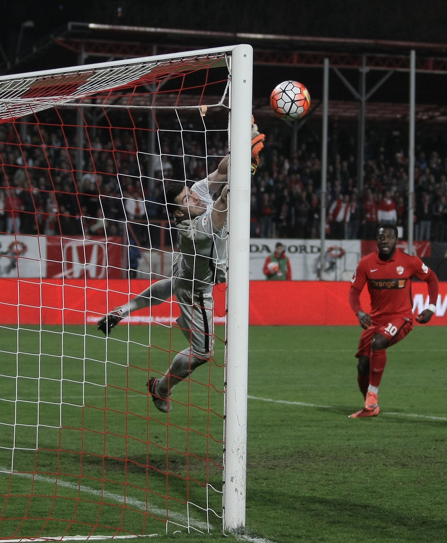 Derby-ul Dinamo - Steaua, văzut de un fost mare internațional: ”Mă așteptam la un plus de calitate!”. Cine sunt favoritele la titlu în acest sezon / FOTO