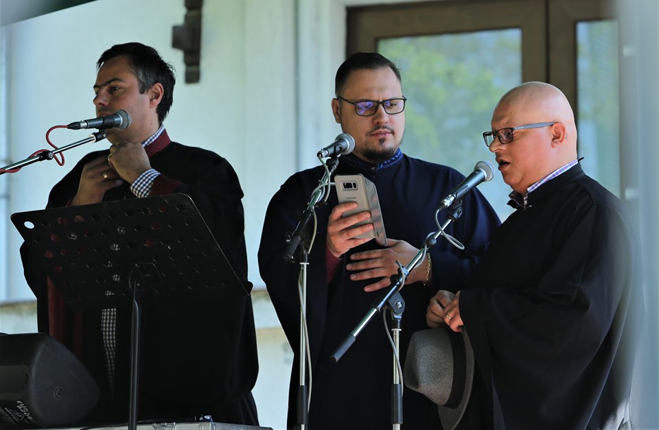 Sute de oameni participă la slujba de Izvorul Tămăduirii de la Biserica Mavrogheni. Ce nu ai voie să faci azi pentru a nu fi lovit de blestem | FOTO