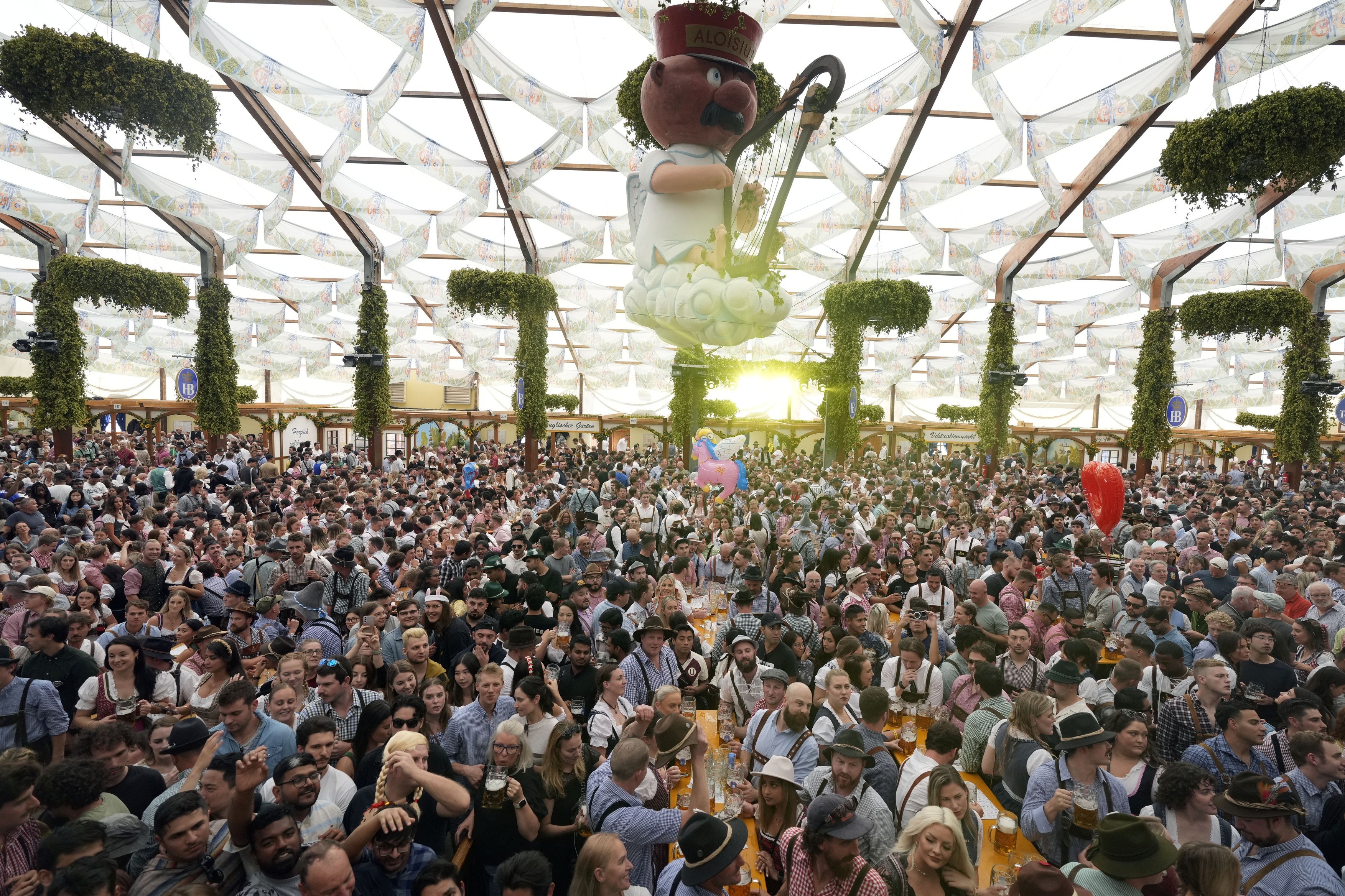 Mii de oameni au rupt-o la fugă spre berării, când s-au deschis porțile Oktoberfest 2024, la München | VIDEO