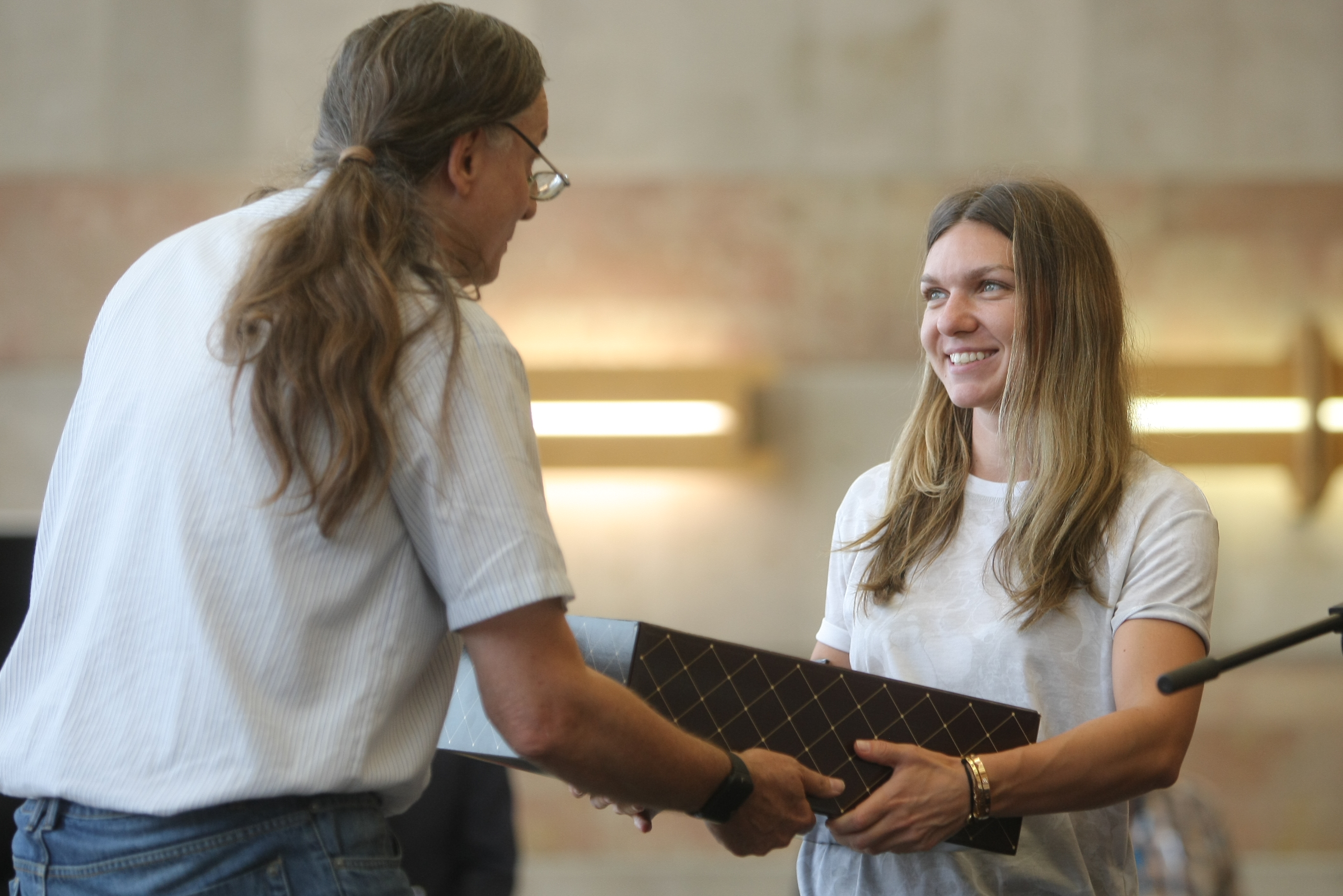 Imagini de la sosirea Simonei Halep în România. Liderul WTA, emoționat de primirea făcută / GALERIE FOTO