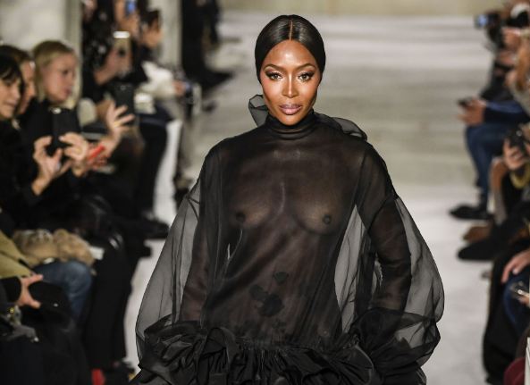 Naomi Campbell, super transparentă pe podiumul de modă la 48 de ani | FOTO