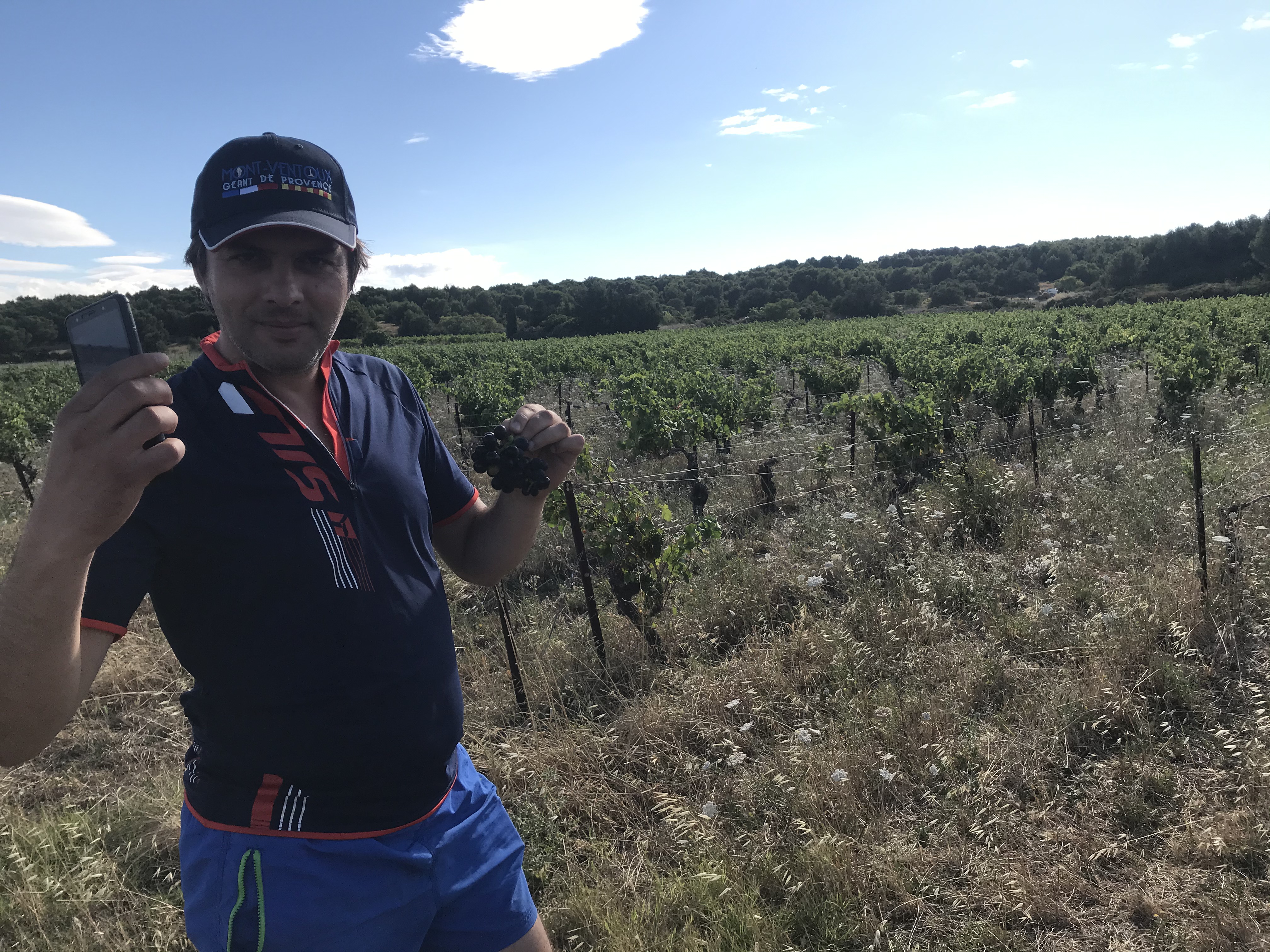 L-am vizitat la podgoria sa. Cum arată și cu ce se ocupă, la 86 de ani, Pierre Richard, cunoscutul actor de comedie francez. “Mulțumesc celor care mă iubesc în România!”