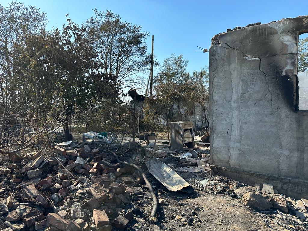 FOTOREPORTAJ Pompierii încă intervin în zona exploziei, oamenii spun că n-au primit ajutor: „Stăteam lângă o bombă și nu știam!”