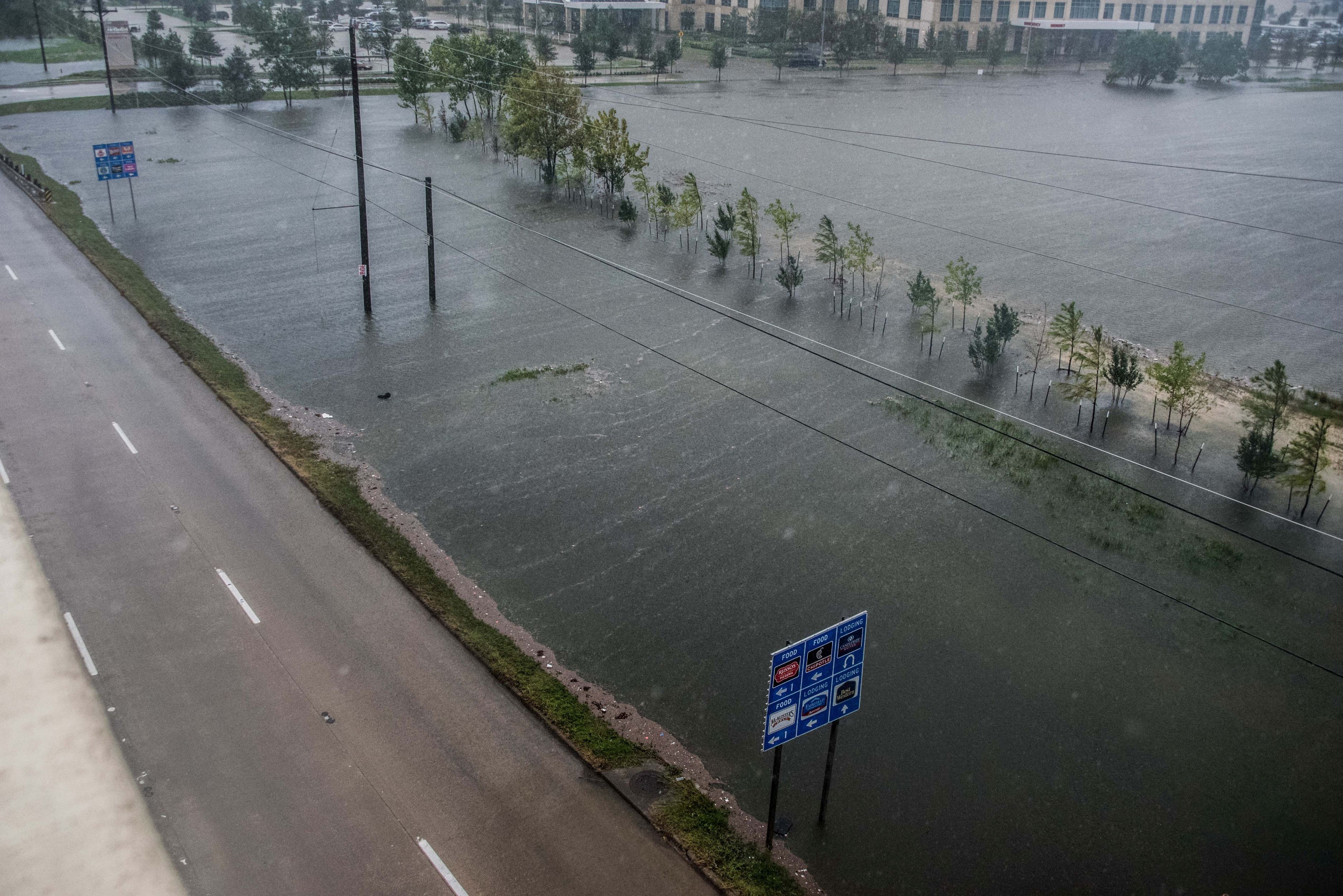 FOTO | Uraganul Harvey crește din nou în intensitate și ar putea lovi a doua oară Houston. Nouă persoane și-au pierdut viața