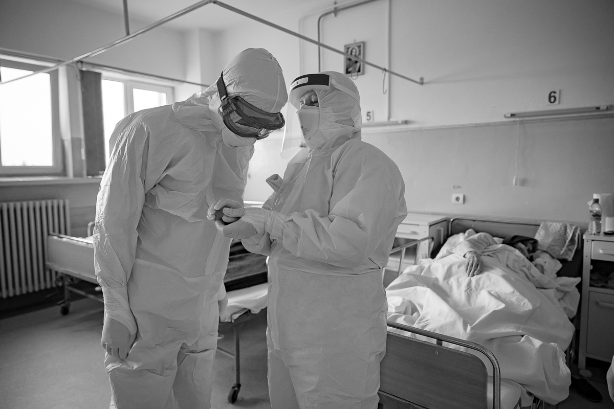 Despre oxigen, cafeină şi spiritul sacrificat al sărbătorilor în spitalul COVID din Roşiori de Vede: „O să picăm toţi la un moment dat”