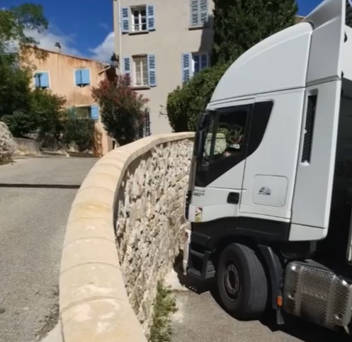 Un șofer român de TIR i-a exasperat pe locuitorii unei mici așezări franceze: „A mers cu spatele tot satul, săracul, și nici nu vorbea limba”