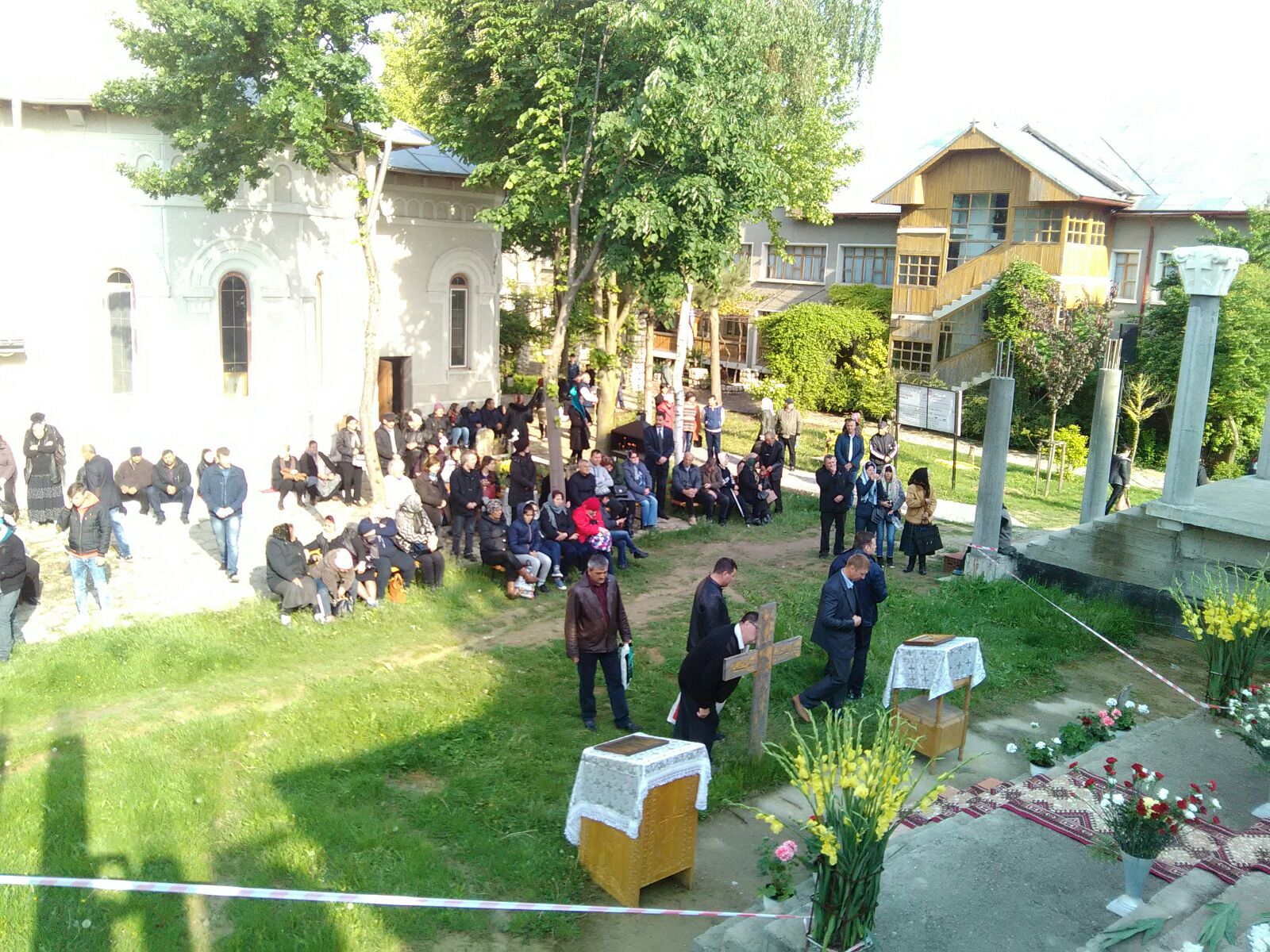 Zeci de mii de credinicioși au stat la coadă de Izvorul Tămădurii, pentru a lua apă sfințită | GALERIE FOTO