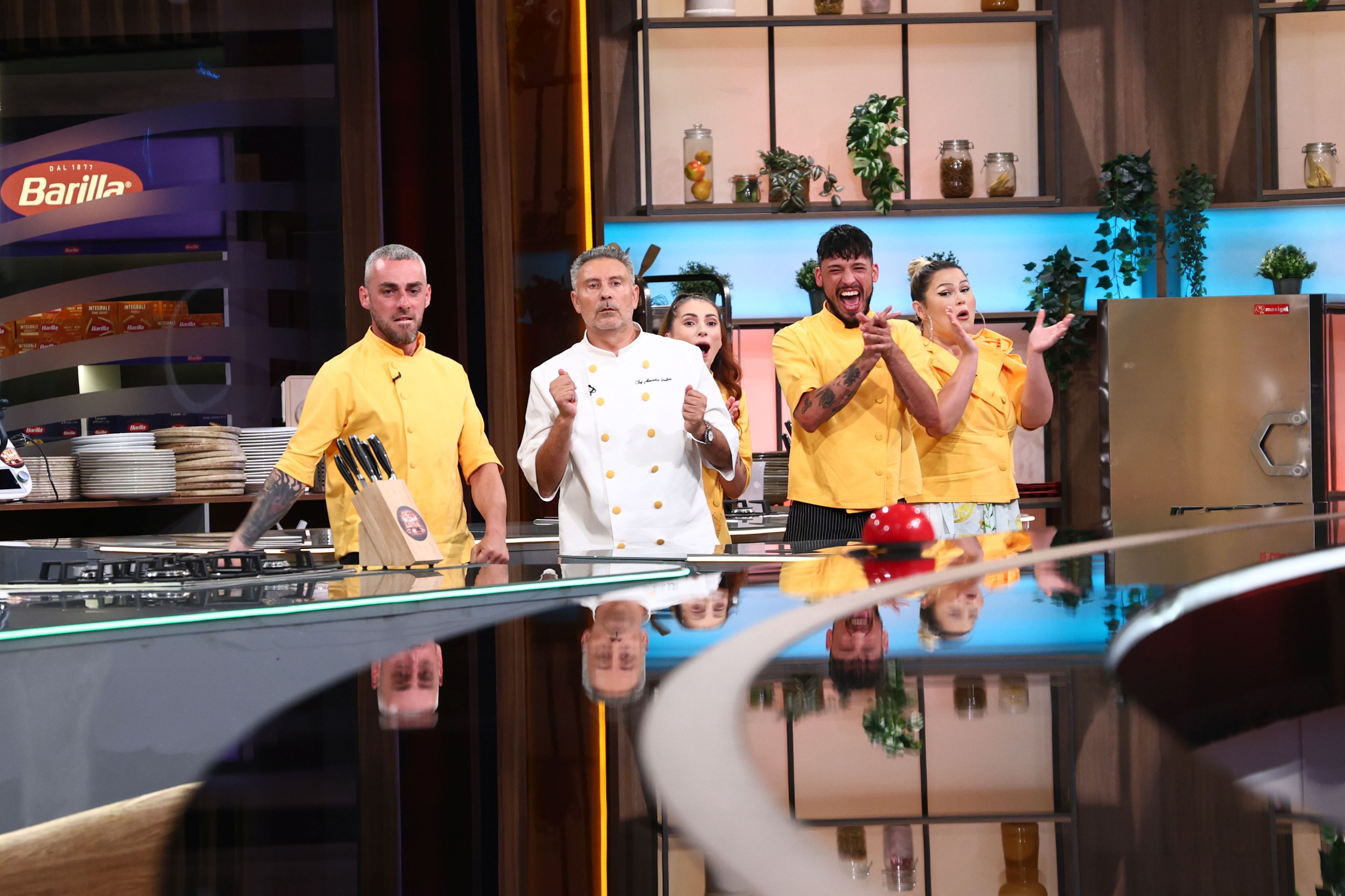 Mirela Chirulescu a fost eliminată de la „Chefi la cuțite” 2025. Schimbări în trei echipe, după duelul amuletelor dintre chef Richard și chef Orlando