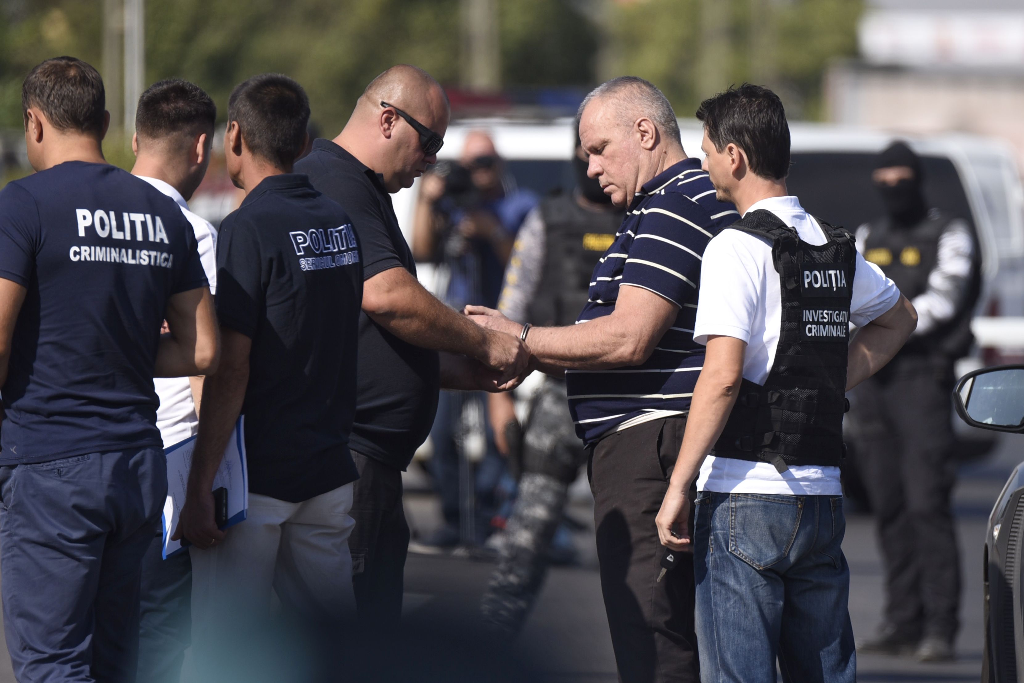 Gheorghe Dincă, apărat cu mascații de furia oamenilor atunci când a fost dus la Caracal pentru reconstituire