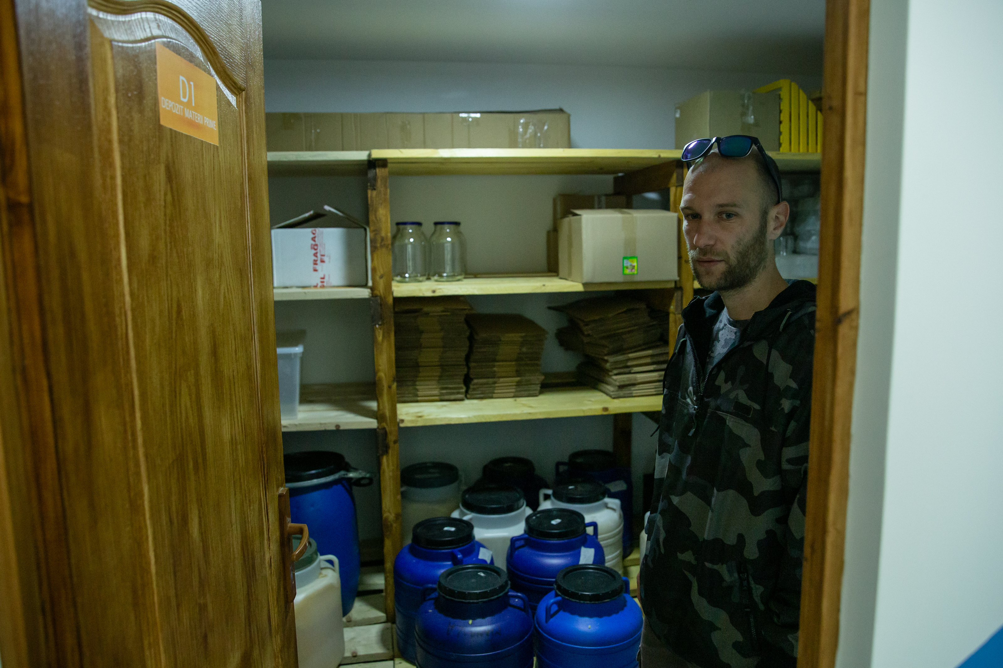 Miere și optimism în criza COVID-19. Un mic producător din Buzău vinde “mâncăruri primitive” și vrea să reînvie băutura dacilor