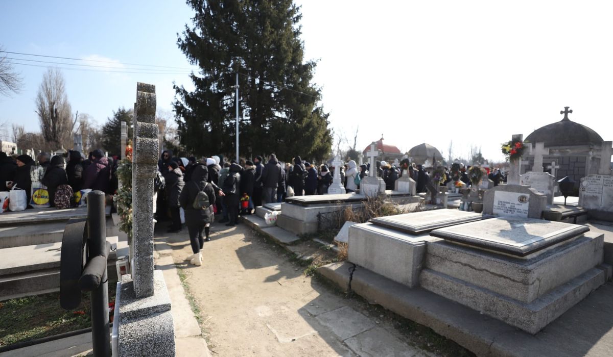 Coada de sute de oameni la mormântul preotului legionar Ilie Lăcătușu, canonizat de BOR în 2024: „L-am cunoscut personal”