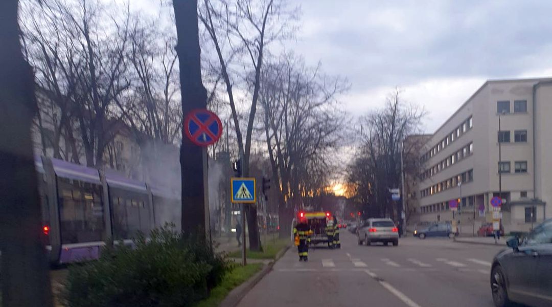 Un tramvai plin cu călători a luat foc în mers, la Timișoara. Anul trecut, mai multe astfel de tramvaie au rămas blocate pe șine | VIDEO