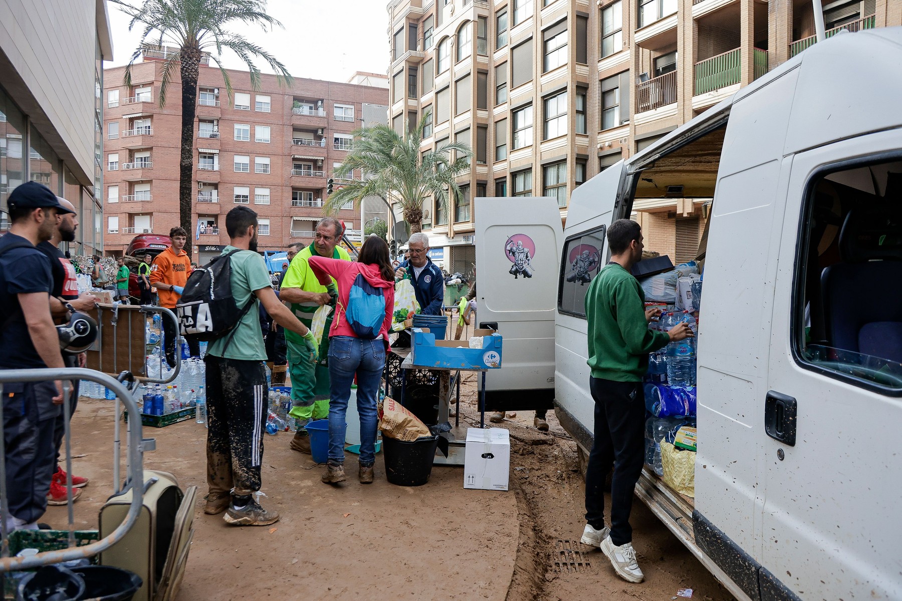 Imagini impresionante la Valencia, unde 100.000 de oameni stau la coadă ca să se înscrie pe lista voluntarilor și să ajute după inundațiile din Spania | VIDEO