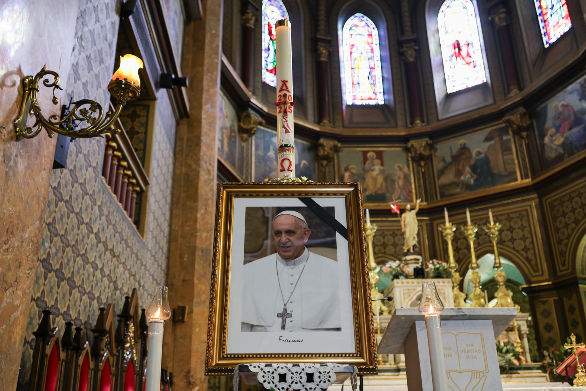 Oameni de toate vârstele, credințele și naționalitățile își exprimă durerea în fața morții Papei Francisc