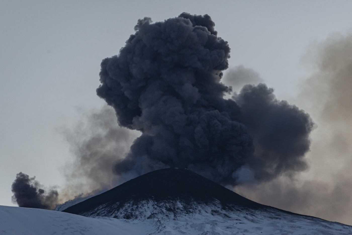 Imagini spectaculoase și alertă în Sicilia după erupția vulcanului Etna