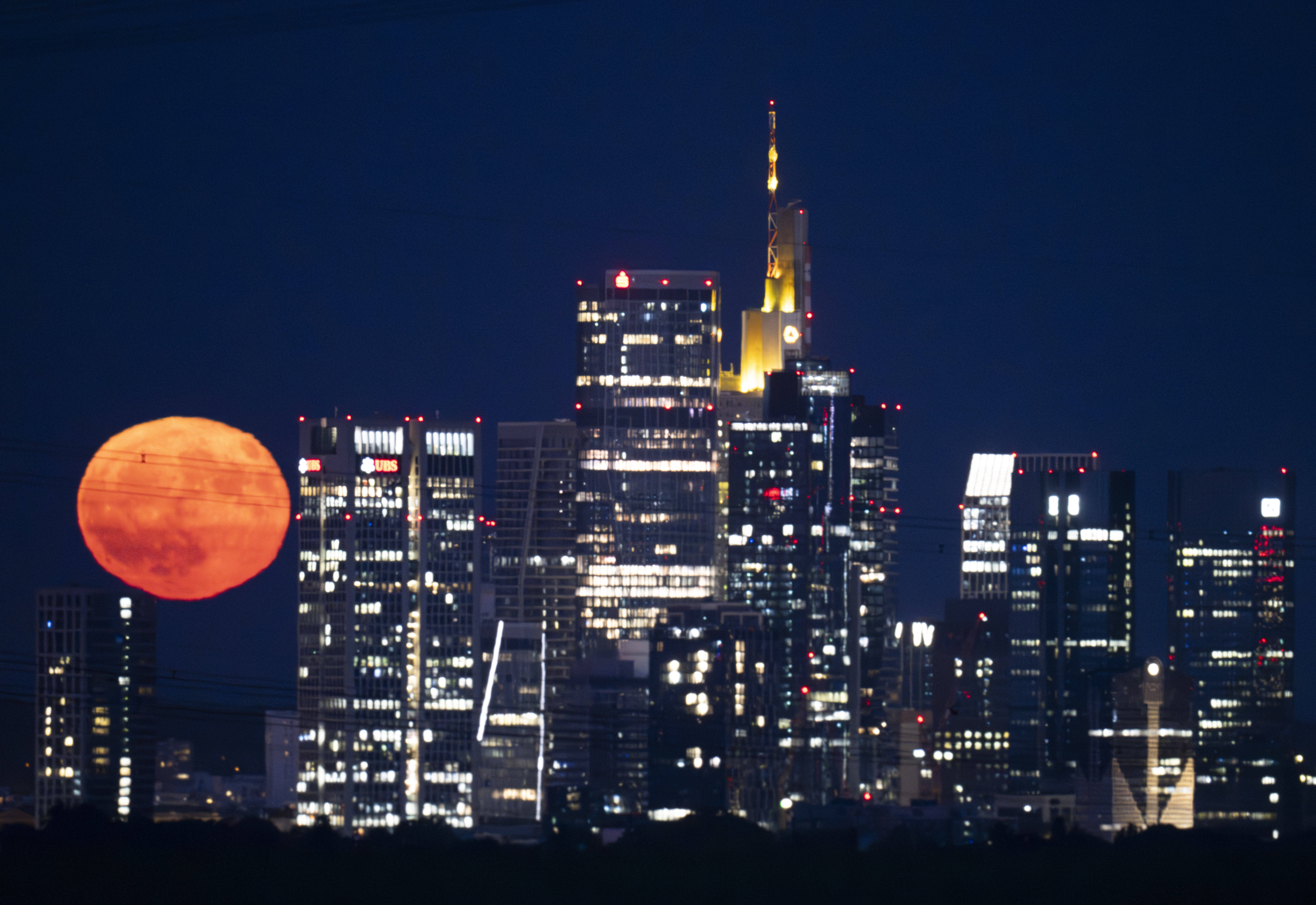 Cum s-a văzut „Luna Căpșună” pe cerul României. Imaginile impresionante din toată țara