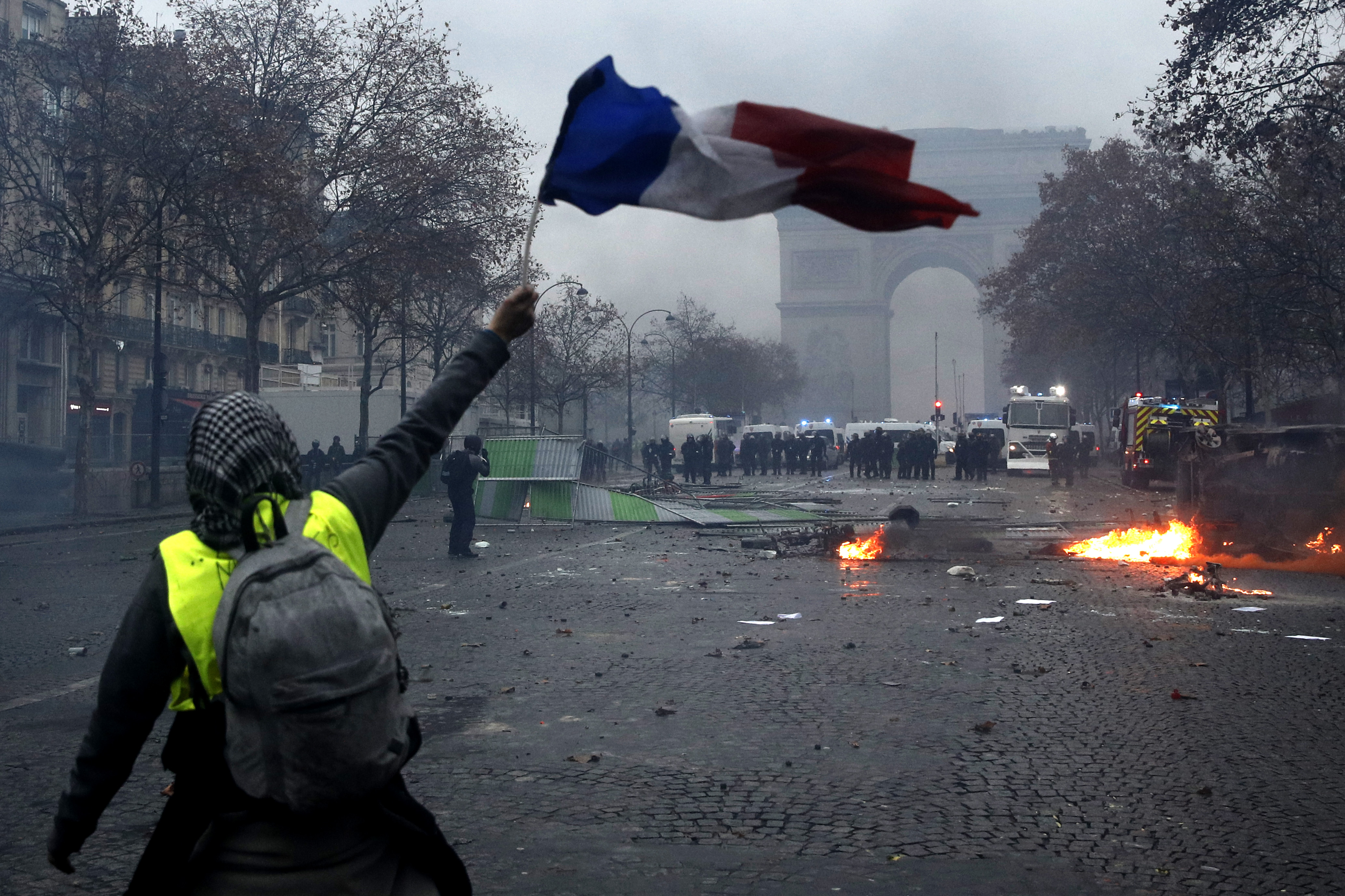 GALERIE FOTO/ Franța ar putea institui stare de urgență după violențele de sâmbătă din Paris. Mașini și clădiri au fost incendiate, iar sute de persoane au fost rănite
