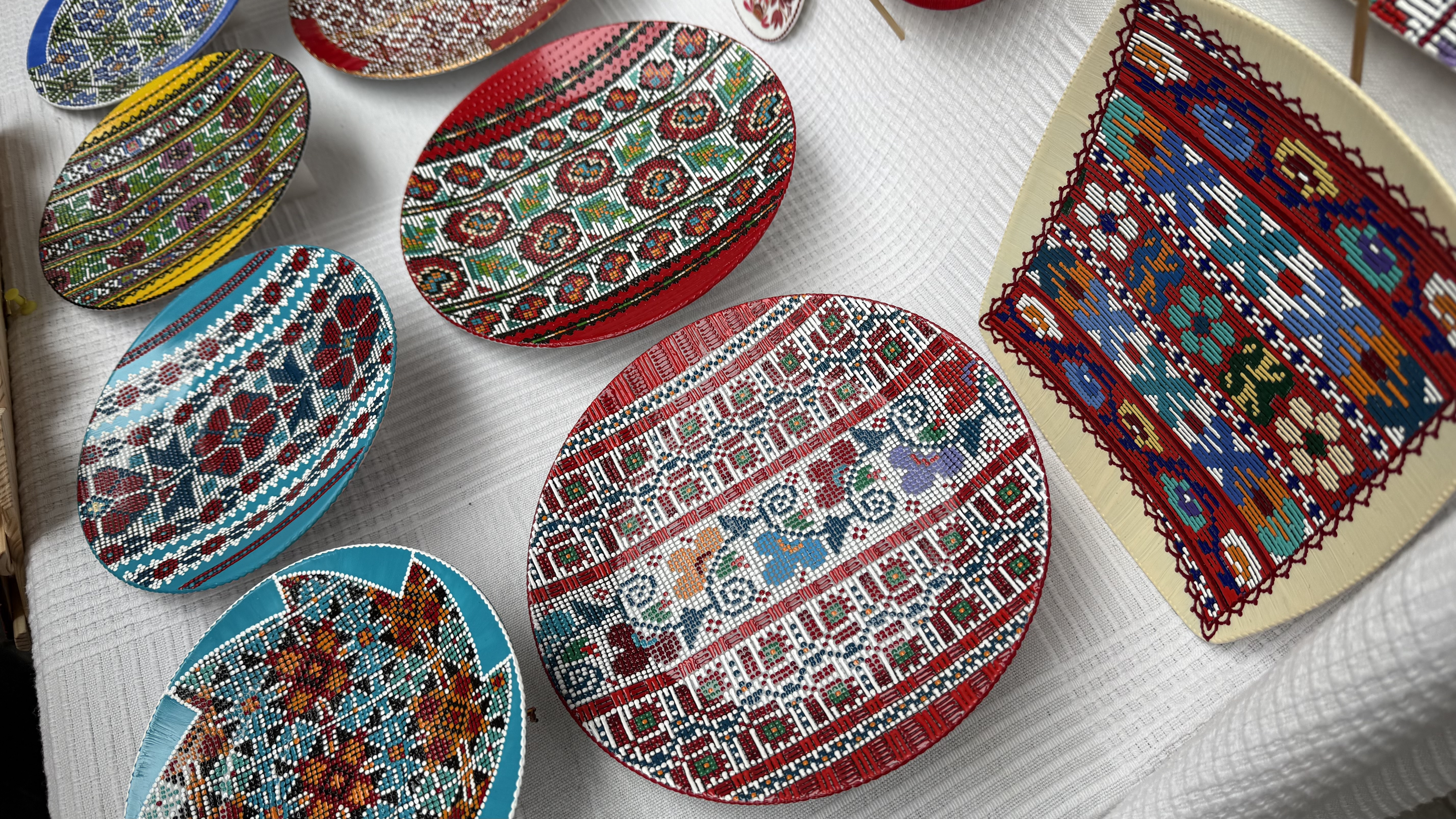 „Esență de Românie într-o farfurie”. Peter Brâncoveanu și broderiile pictate pe ceramică: „50 de lei sau 10 euro! Am și Revolut”