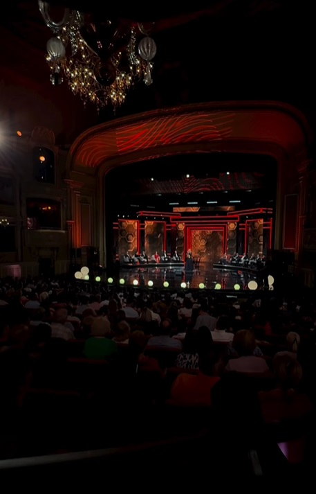 Cine sunt vedetele care apar în „La bine și la roast”, care se filmează la Opera Națională din București. Imagini din culisele noului show de la Pro TV