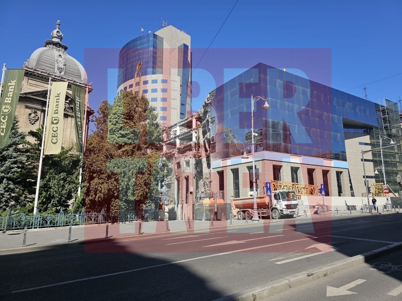 A început demolarea sediului BCR din Calea Victoriei, fostă clădire Bancorex în anii ’90. Cum va arăta zona peste câțiva ani