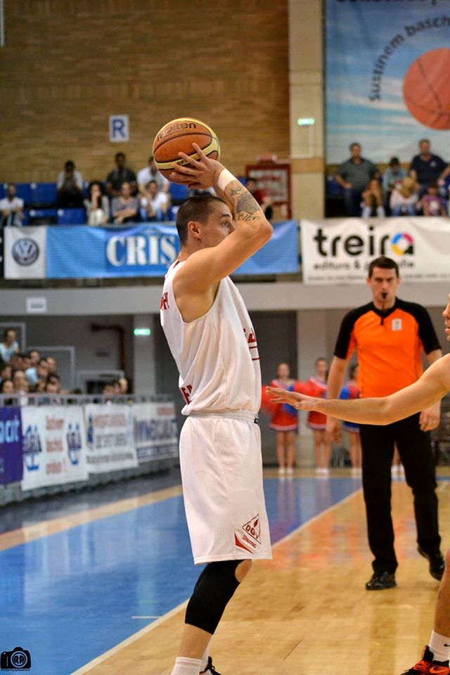 Mandache a făcut prima entorsă pe stradă, nu pe terenul de baschet! ”Puteam face carieră în polo!”. Iubita îl bate la biliard. Marți, meciul doi din ”sferturile” campionatului | INTERVIU