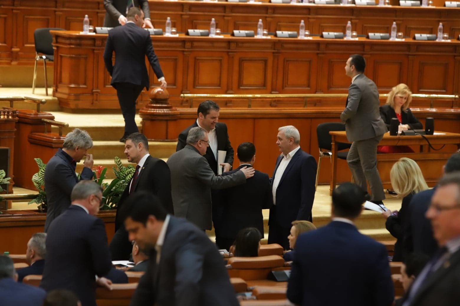FOTO | Parlamentul a adoptat legea bugetului de stat pe 2019 în forma iniţială. Cererea lui Klaus Iohannis de reexaminare a legii a fost respinsă