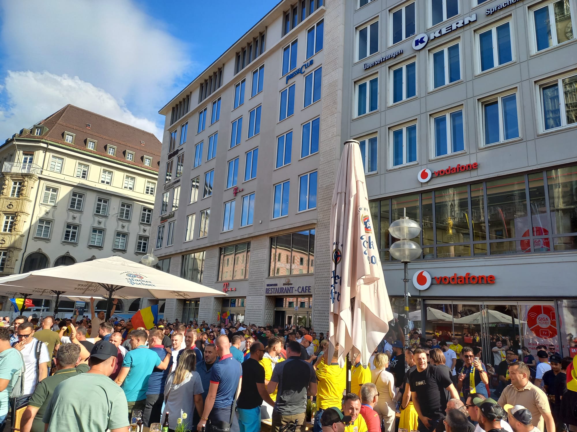 München, pământ românesc. Suporterii tricolorilor au luat cu asalt Marienplatz, „inima” capitalei bavareze, și, apoi, stadionul | FOTO și VIDEO