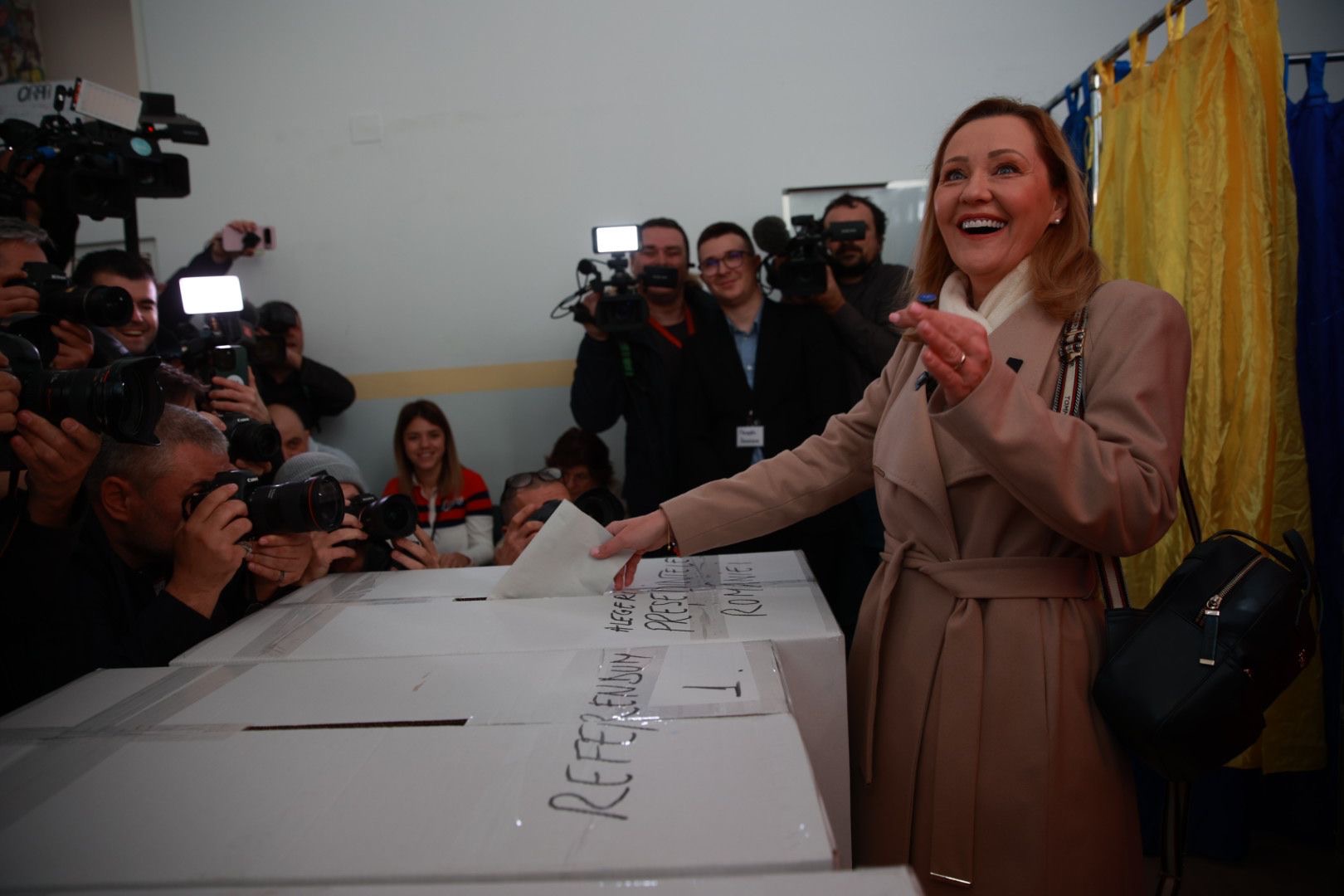 Cât costă paltonul purtat de Elena Lasconi în ziua alegerilor prezidențiale din 24 noiembrie. Ce a adus la secția de votare: „Fără blat”