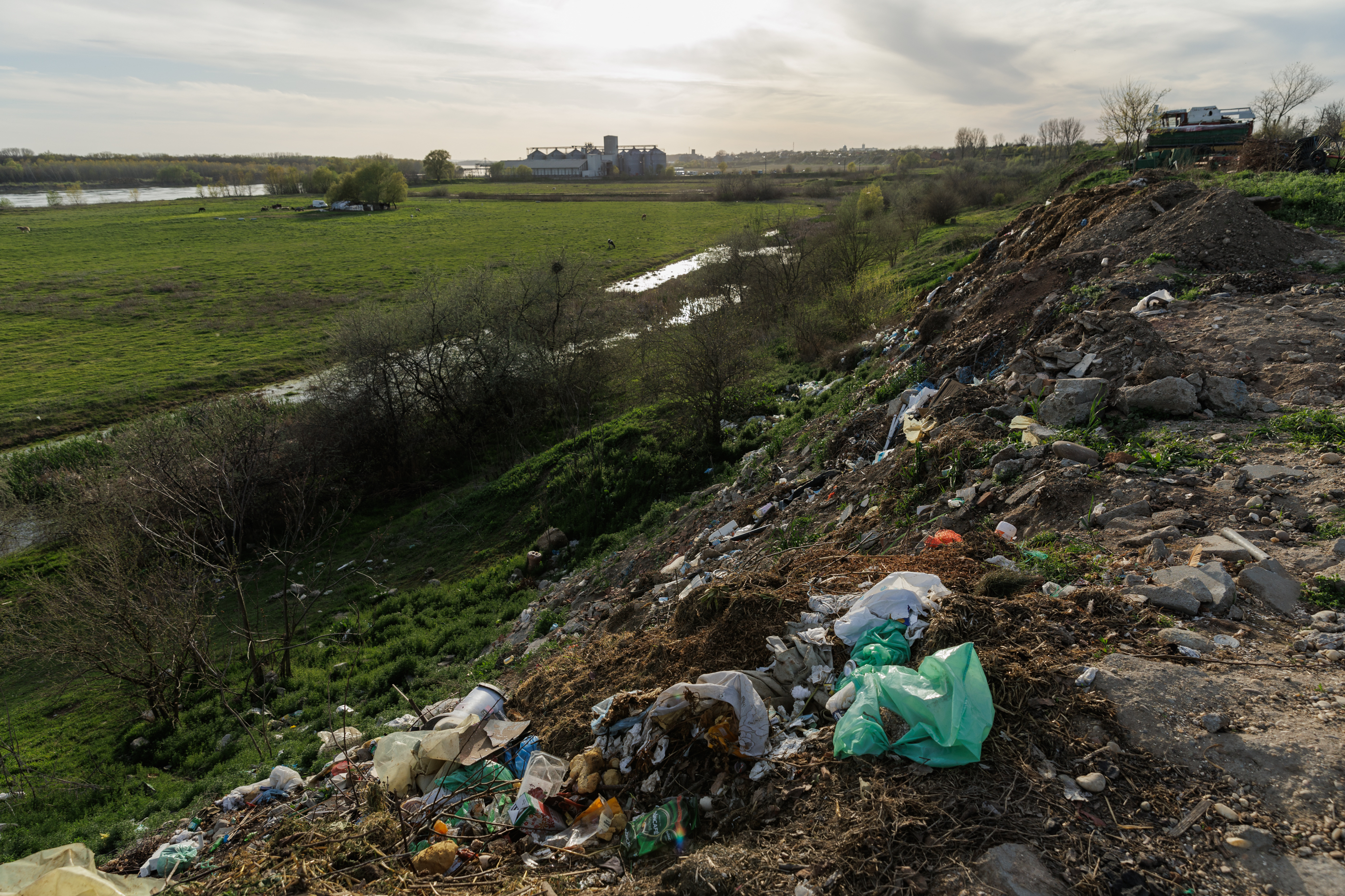 FOTOREPORTAJ. Frumusețea fără viitor a „celui mai urât oraș din România”: berzele s-au întors la Corabia, dar turiștii întârzie