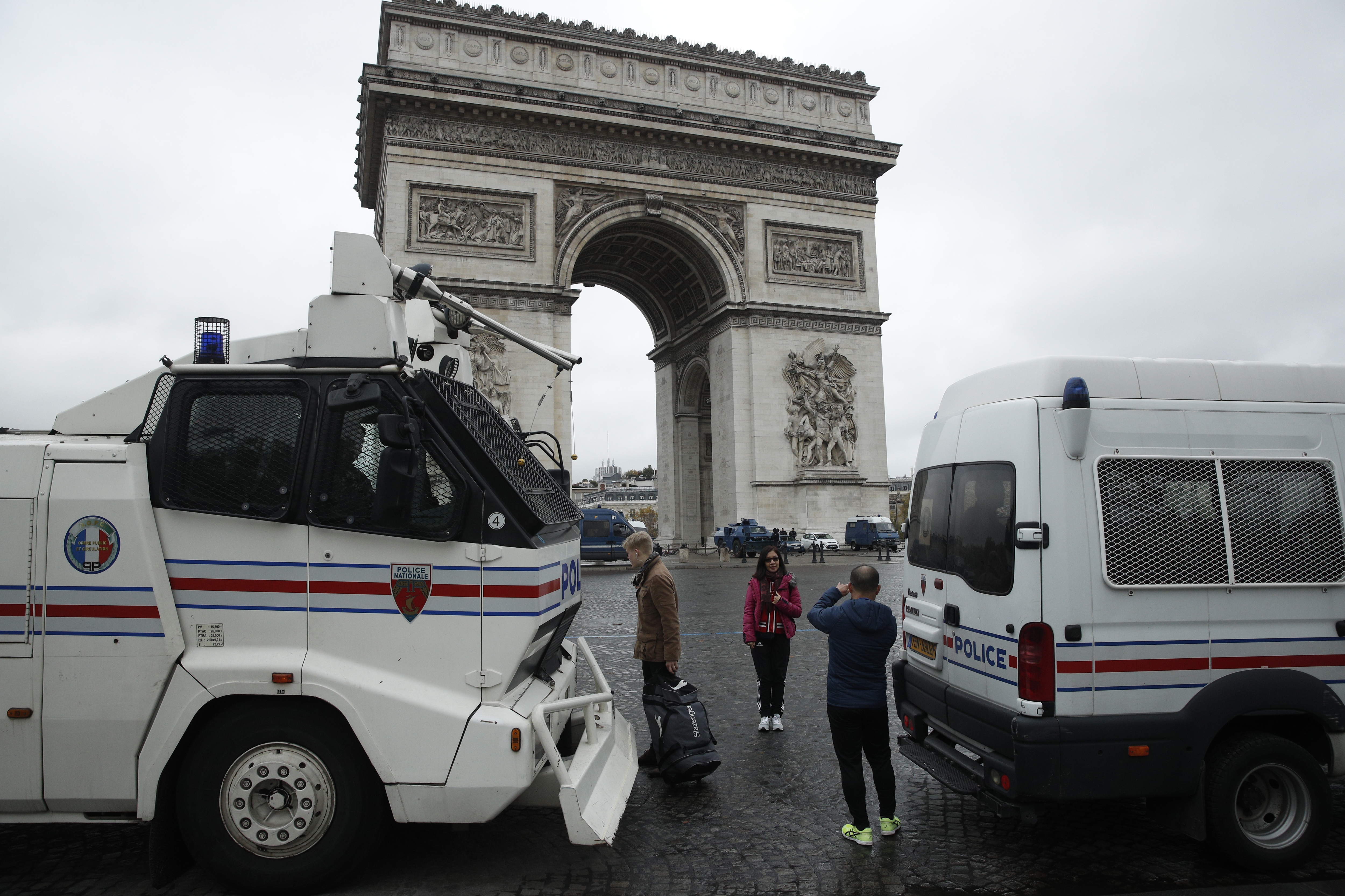 UPDATE | Noi violențe la Paris, la aniversarea unui an de la protestele „Vestelor Galbene”. Polițiștii au folosit gaze lacrimogene și au reținut peste 100 de persoane