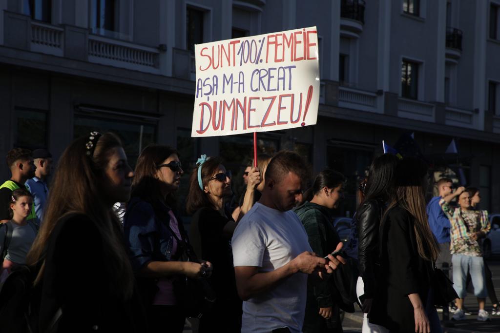 „Iartă-ne pentru prostituția din țară!”. Marș pentru „apărarea credinței” și împotriva „destrăbălării pe OnlyFans” în centrul Bucureștiului