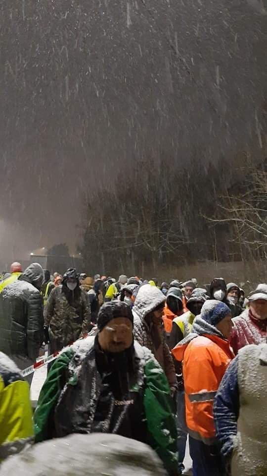 VIDEO | Sute de șoferi de TIR, mulți români, ținuți cu orele în viscol și ger la granițele Germaniei, ca să facă testul COVID