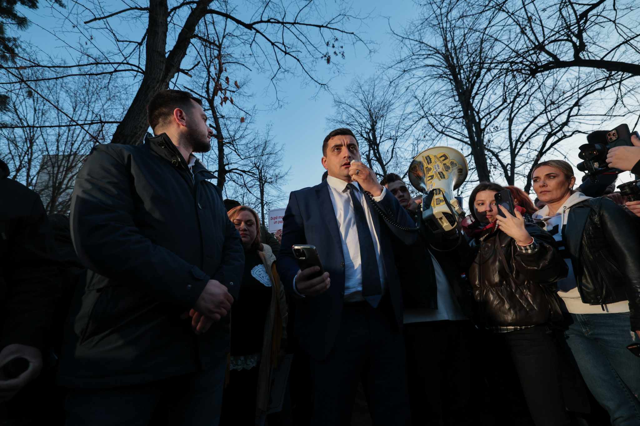Protest AUR în fața imobilului din Aviatorilor renovat în secret pentru 7 milioane de euro: „După mandat, un palat”