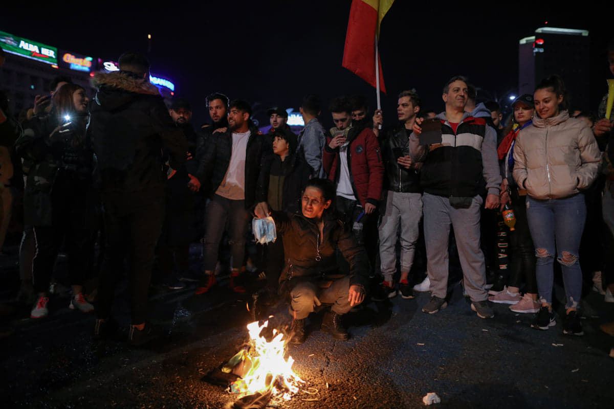 Protestul anti-restricții din Capitală, încheiat cu violențe și arestări. Manifestații și în alte orașe din țară