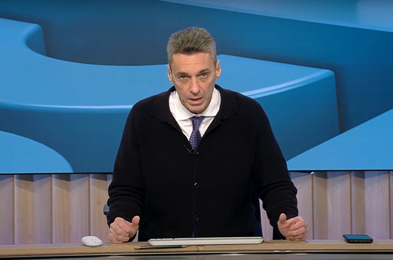 Ce a primit Mircea Badea acasă după ce a comandat trei iaurturi pe o aplicație mobilă: „Ce ați făcut, bă?”